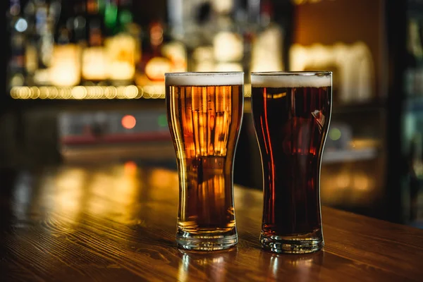 bir pub arka plan üzerine açık ve koyu bira.