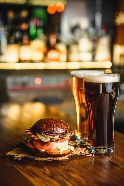 Hamburger ve pub arka plan üzerinde koyu light bira.