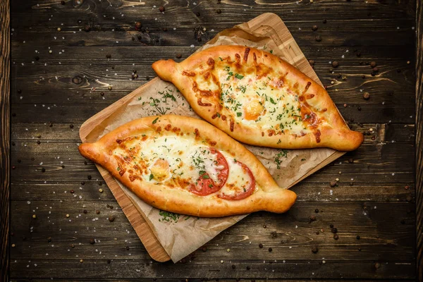 Masada iki Gürcü khachapuri yakın çekim.