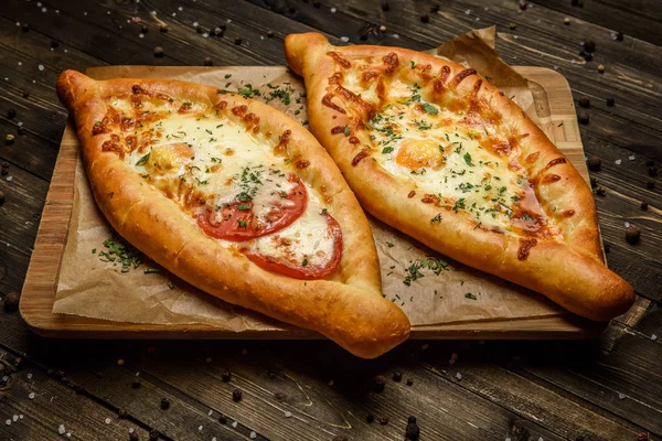 Ahşap masa iki Gürcü khachapuri yakın çekim.
