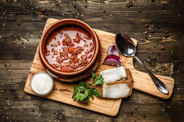 Ukrainska borsch soppa och vitlök bullar på bordet. — Stockfoto