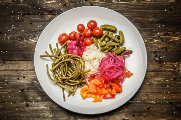 Verduras en vinagre sobre el fondo de madera — Foto de Stock