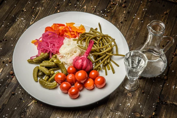 Verduras en vinagre sobre el fondo de madera — Foto de Stock