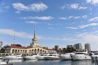 Yatlar bir güneşli yaz günü şehir limanda palamarla. Bölge Sochi, Rusya Federasyonu