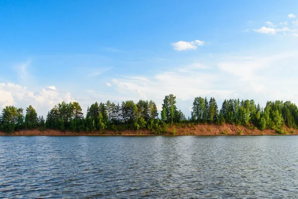 Hermosa naturaleza desde el barco en movimiento. Río vibrante y bosque — Foto de Stock