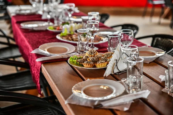Suntuoso banquete en un gazebo de madera está bellamente decorado en estilo tradicional — Foto de Stock