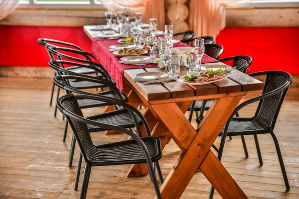 Suntuoso banquete en un gazebo de madera está bellamente decorado en estilo tradicional — Foto de Stock