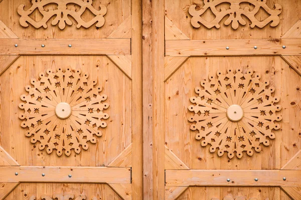 Mooie houten deuren met traditionele versieringen zonder handvat — Stockfoto
