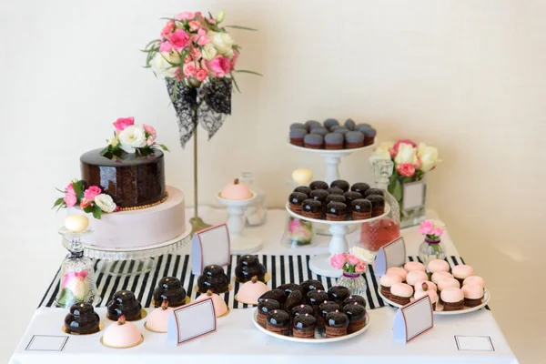 Hermosos postres, dulces y mesa de dulces en la recepción de la boda ot otro evento —  Fotos de Stock