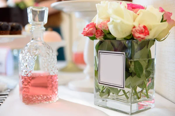 Agua de rosas perfumada en una botella sobre una mesa de madera. Enfoque selectivo — Foto de Stock