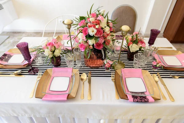 Hermosos postres, dulces y mesa de dulces en la recepción de la boda ot otro evento — Foto de Stock