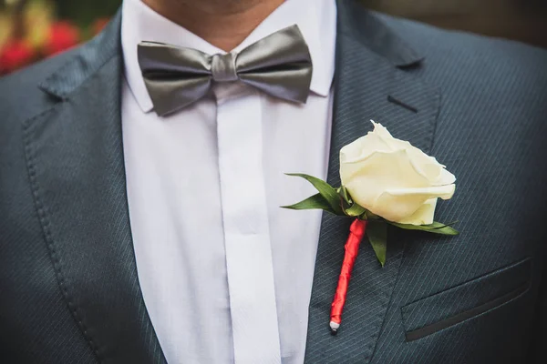 Vőlegény, kezében egy csokor fehér margaréták, virágok férfi kezében — Stock Fotó