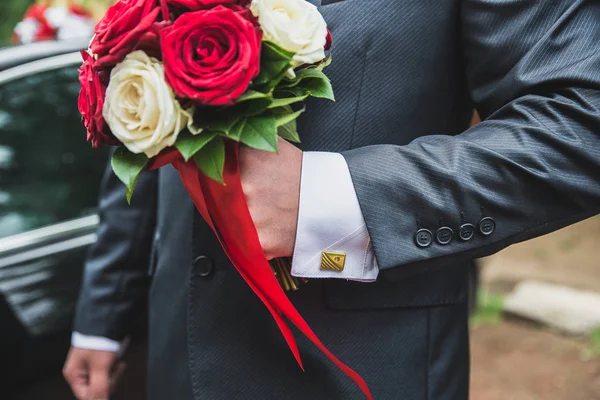 Novio sosteniendo un ramo de margaritas blancas, flores en manos masculinas — Foto de Stock