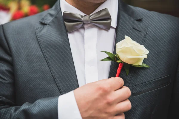 Beyaz papatya, erkek elinde çiçek bir buket tutan damat