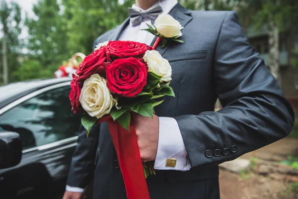Novio sosteniendo un ramo de margaritas blancas, flores en manos masculinas — Foto de Stock