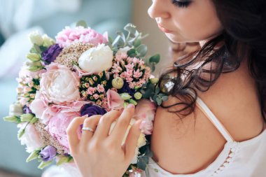 bir buket çiçek rustik içinde tutarak gelin stil, düğün