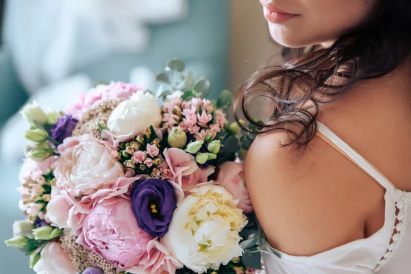 Novia sosteniendo un ramo de flores en estilo rústico, boda — Foto de Stock
