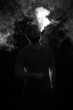 Sakal vaping şapkalı siyah arka plan üzerine erkeklerle