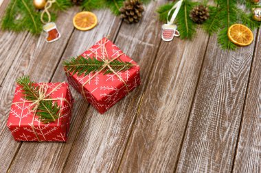 Noel arkaplanı dekorasyon ve hediye kutuları tahtanın üzerinde.