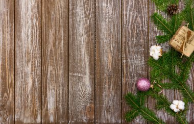 Noel arkaplanı dekorasyon ve hediye kutuları tahtanın üzerinde.