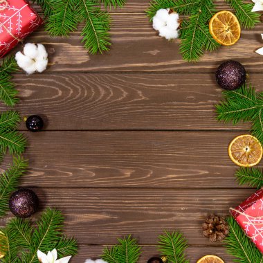 Noel arkaplanı dekorasyon ve hediye kutuları tahtanın üzerinde.