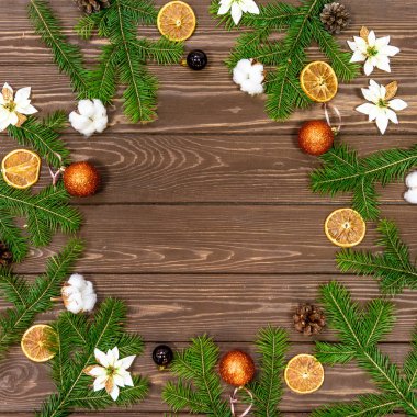 Noel köknar ağacı ve dekorasyon ahşap arka plan