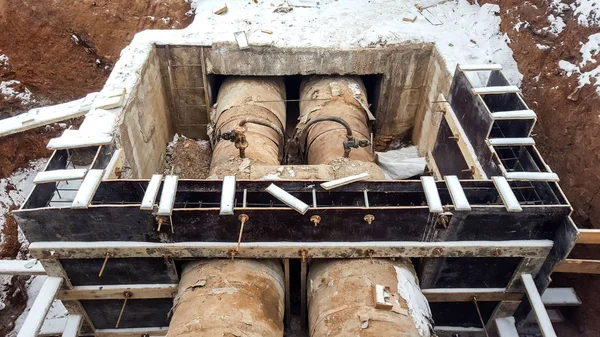 Isıtma sisteminin eski Paslı boruları su kışın kırık onarımı