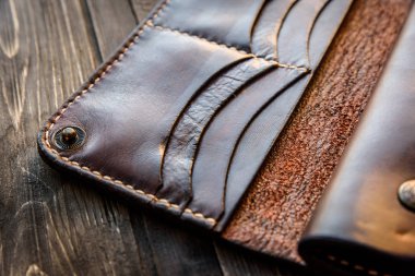 Ahşap masa, eski kahverengi deri cüzdan