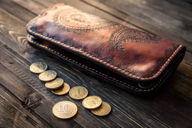 erkek cüzdan para nakit ahşap beyaz vintage arka planda