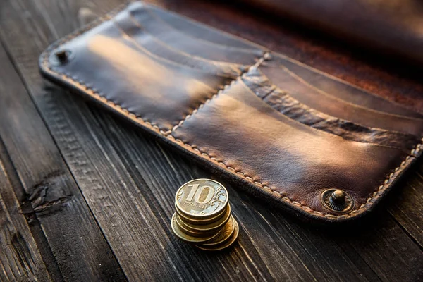 Billetera para hombre dinero en efectivo fondo vintage blanco de madera — Foto de Stock