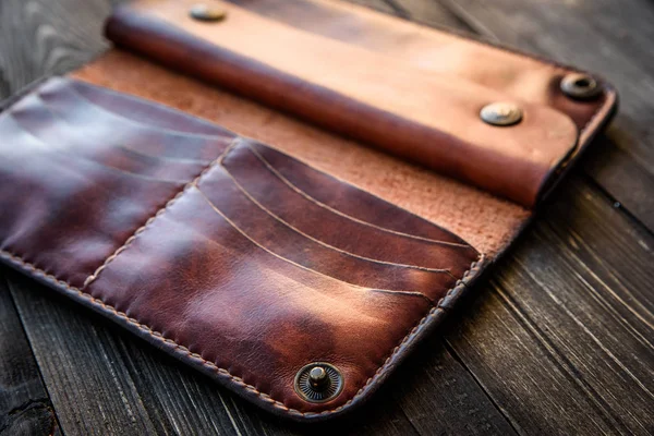 Ahşap masa, eski kahverengi deri cüzdan