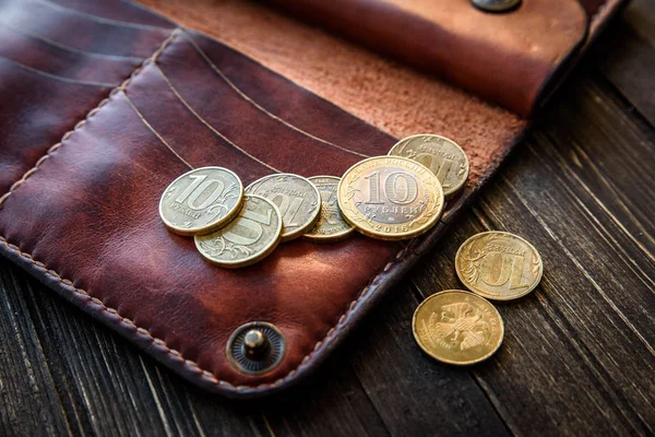 Billetera para hombre dinero en efectivo fondo vintage blanco de madera — Foto de Stock