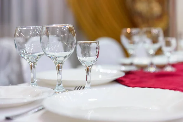 Gafas en una mesa de banquete que sirve vacaciones — Foto de Stock