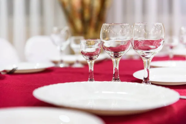 Gafas en una mesa de banquete que sirve vacaciones — Foto de Stock