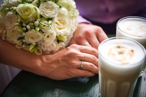 Hombre y mujer manos tazas de café en la mesa — Foto de Stock