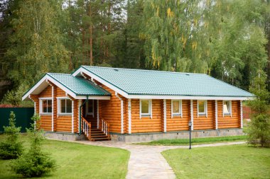 Geleneksel ahşap ev yeşil alanında yaz orman arka plan