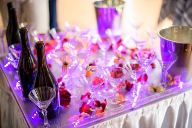 Şampanya bardağı. Düğün slayt için gelin ve damat açık havada. İle renkli. Ikram Servisi. Bar kutlama. Gelin iç güzelliği