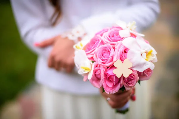 Ramo de flores en las manos novia — Foto de Stock