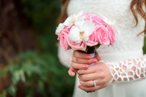 Ramo de flores en las manos novia — Foto de Stock