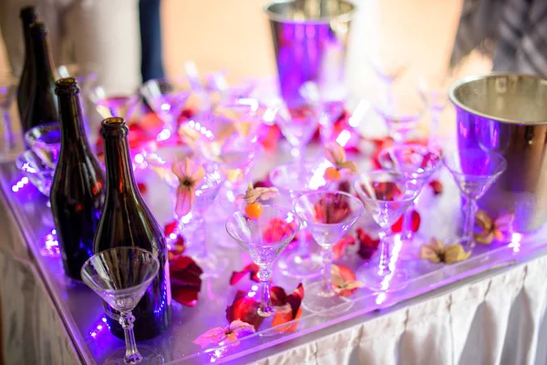 Copas de champán. Boda diapositiva para novia y novio al aire libre. Colorido. Servicio de catering. celebración del bar. Belleza del interior nupcial — Foto de Stock