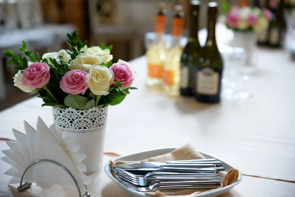 Flores en una mesa de banquete que sirve vacaciones — Foto de Stock