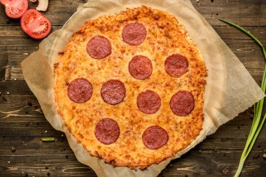 Biberli pizza üzerinde ahşap masa Üstten Görünüm