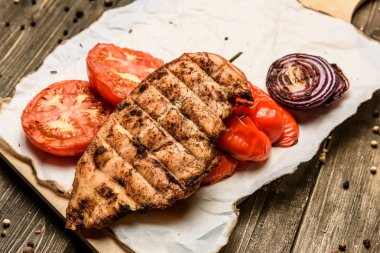 Sosis ızgara ahşap arka plan pan. Üstten Görünüm