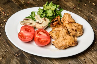 Sosis ızgara ahşap arka plan pan. Üstten Görünüm