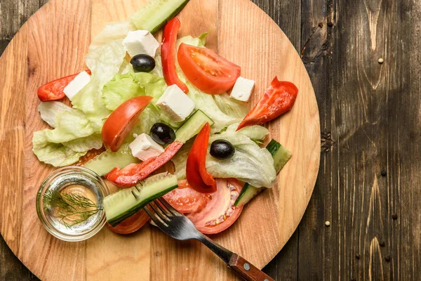 Ingredientes de salada de legumes frescos na placa de corte de madeira de oliveira — Fotografia de Stock