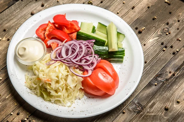 Ingredientes de salada de legumes frescos na placa de corte de madeira de oliveira — Fotografia de Stock