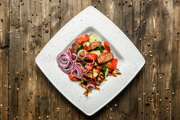 Salada de peito de frango com abobrinha e tomate cereja — Fotografia de Stock