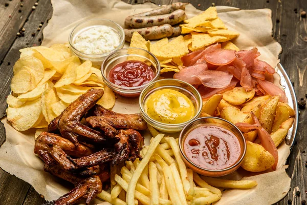 Bira için geniş aperatifler ve parşömen üzerinde farklı soslar.