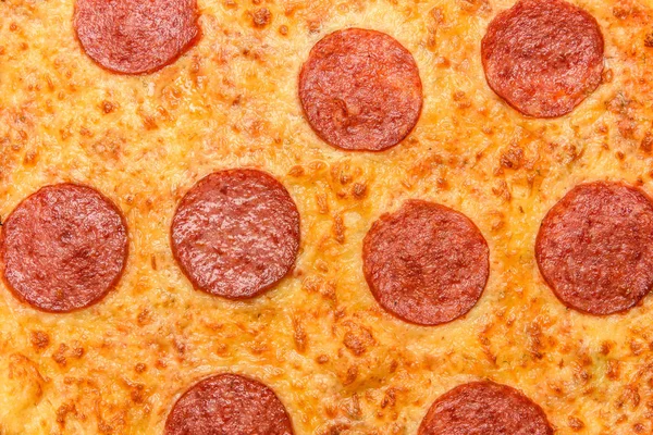 Appetizing fundo pepperoni pizza closeup enchendo o quadro — Fotografia de Stock