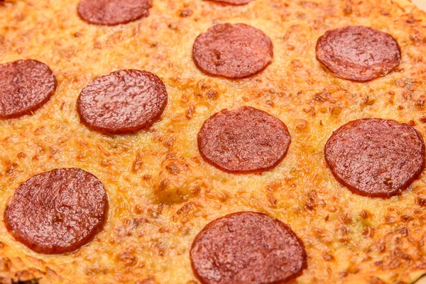 Appetizing fundo pepperoni pizza closeup enchendo o quadro — Fotografia de Stock